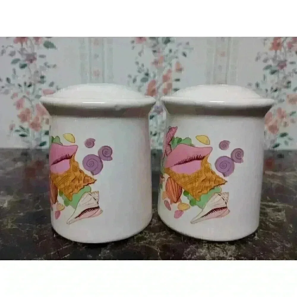 VTG ST CROIX SOUVENIR SALT AND PEPPER SHAKERS  WHITE SEA SHELLS COLLECTABLE